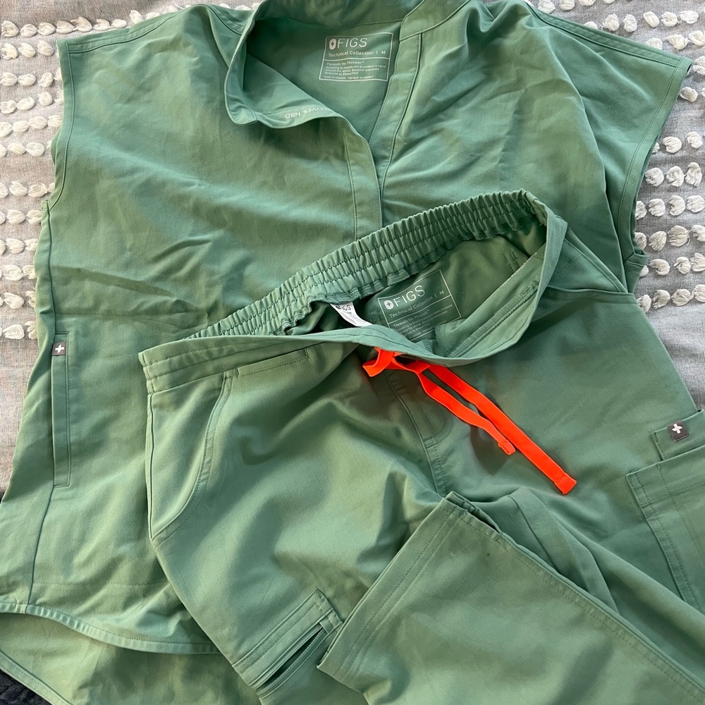 Medium bottom and top (full set) Figs Scrubs - color Jade